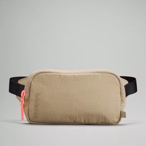 Lululemon mini belt bag NWT in TRENCH